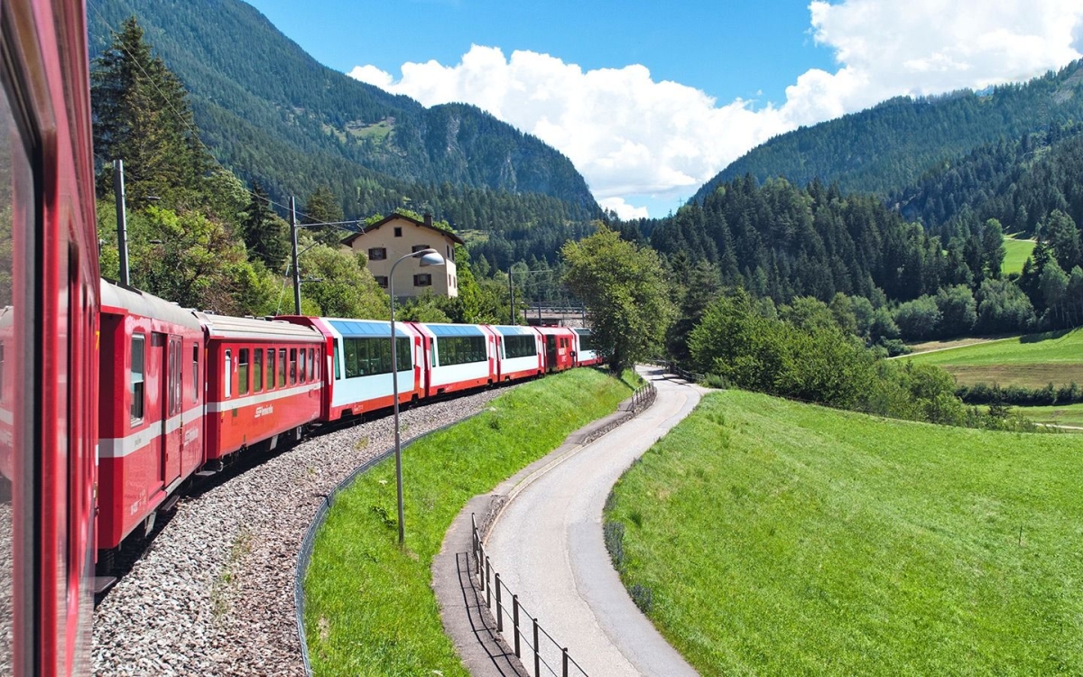Lake Como, Swiss Alps and Bernina train. Departure from Milan