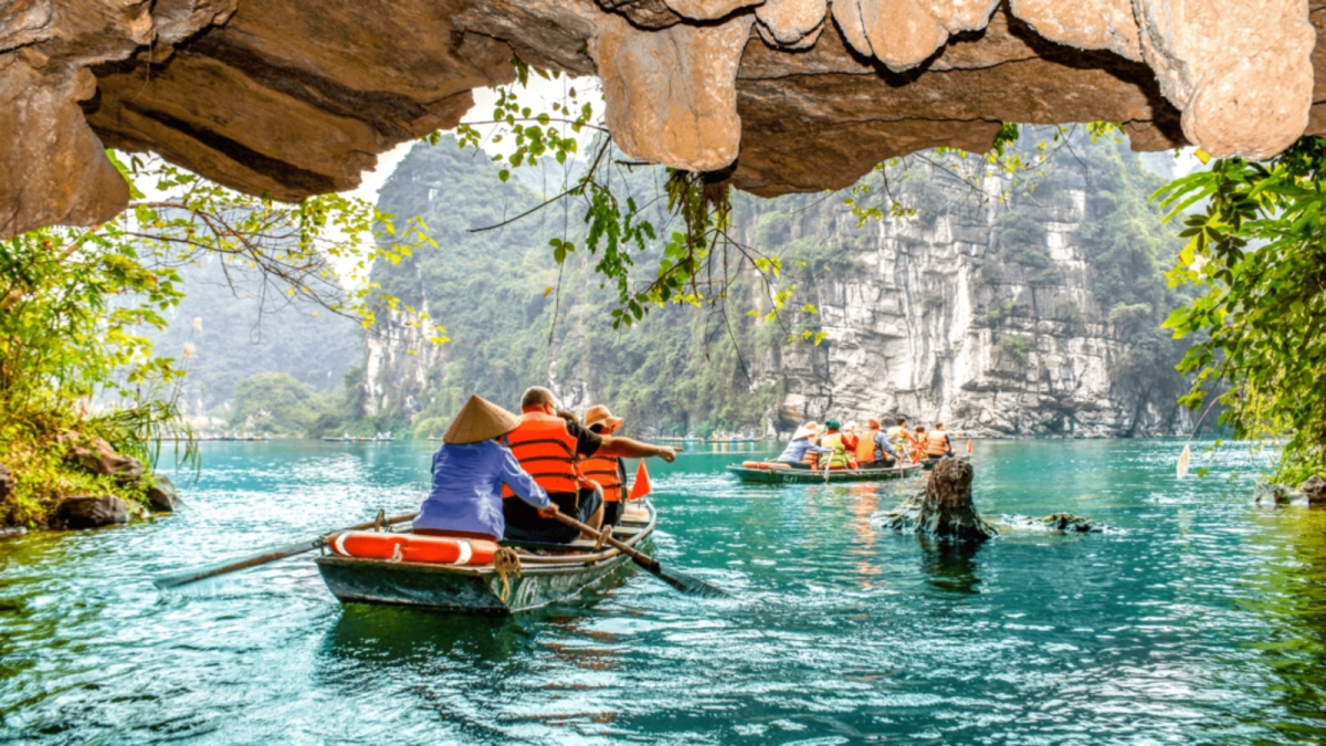 2D1N Deluxe Tour | Explore Hoa Lu - Tam Coc - Mua Cave - Thung Nham - Bich Dong | Include Lunch and Transportation departure from Hanoi | Ninh Binh