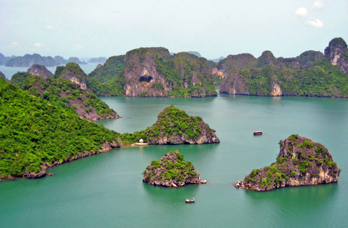 ONE DAY IN HALONG LUXURY GROUP TOUR