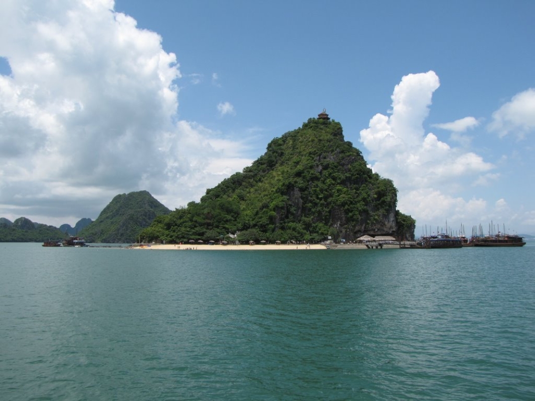 CATCH A GLIMPSE OF HALONG BAY WITH OVERNIGHT CRUISE