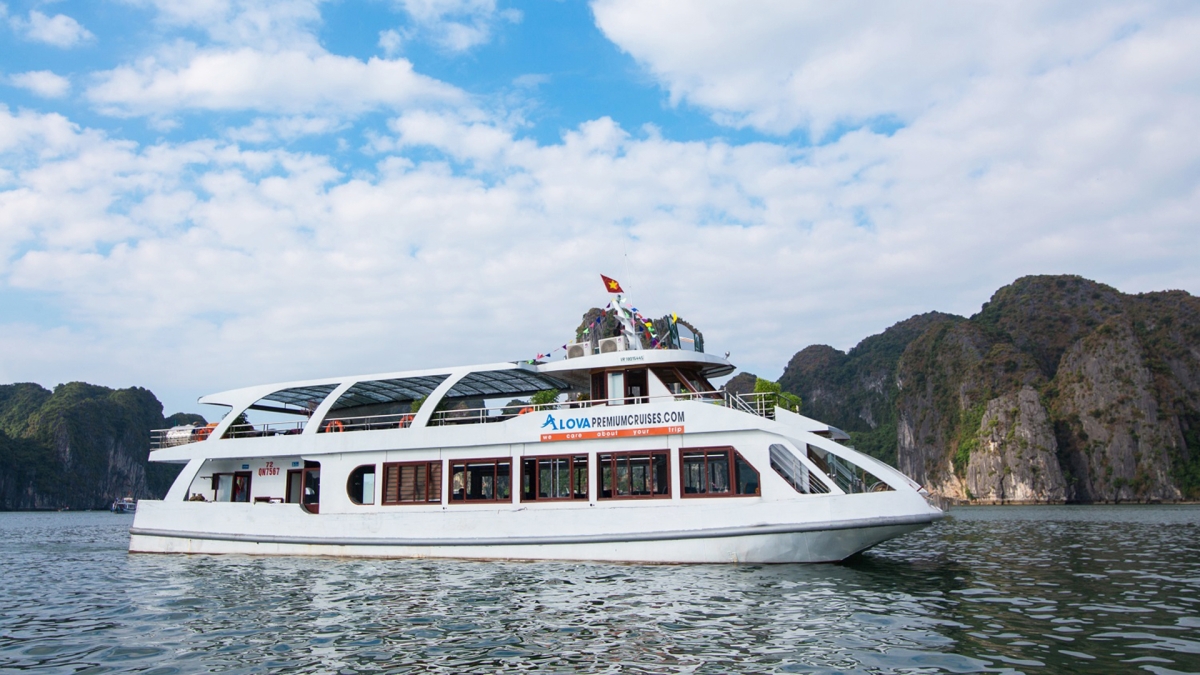 From Hanoi: Halong Bay Luxury Full-Day Trip by Boat