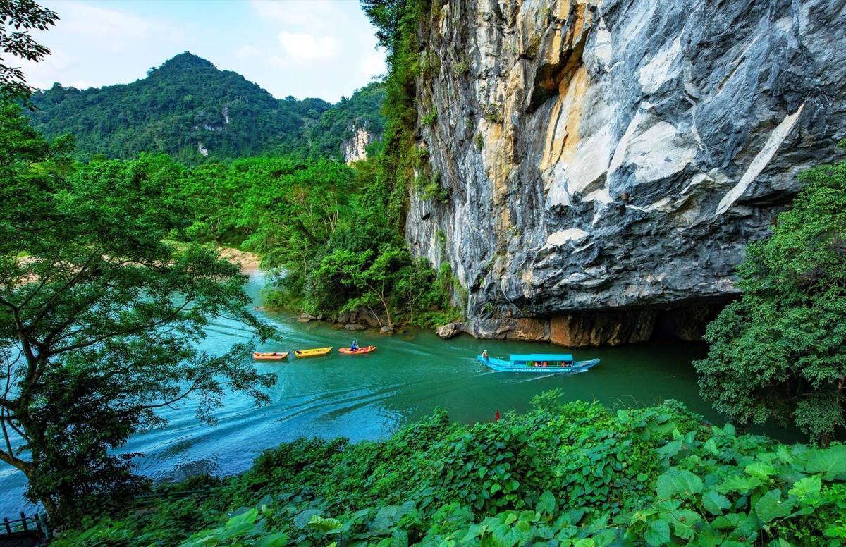 KE BANG NATIONAL PARK - PHONG NHA CAVE- JOINING TOUR