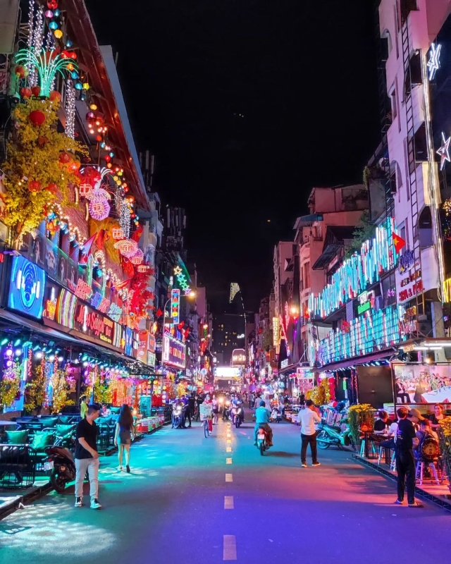 Saigon night life by vintage vespa