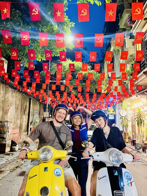 Hanoi Night Vibes: Immerse in Hanoi Local Life with Street Food