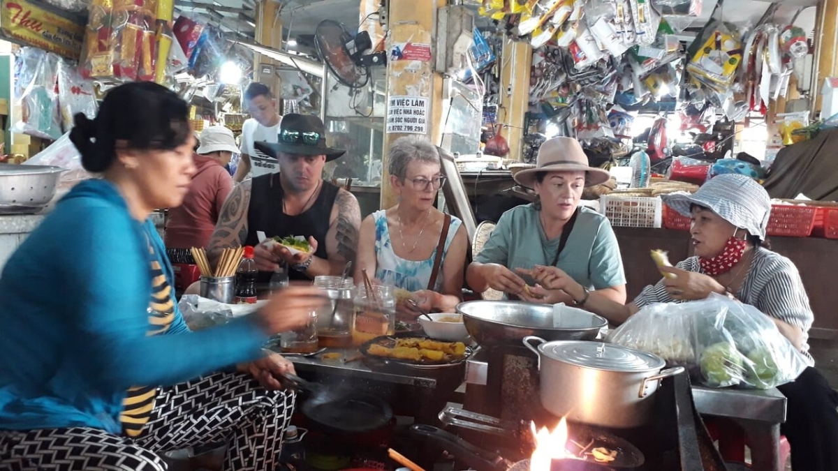 Hoi An Walking Food Tour – Explore 8 Local Dishes in Just One Evening By Sanna Tour