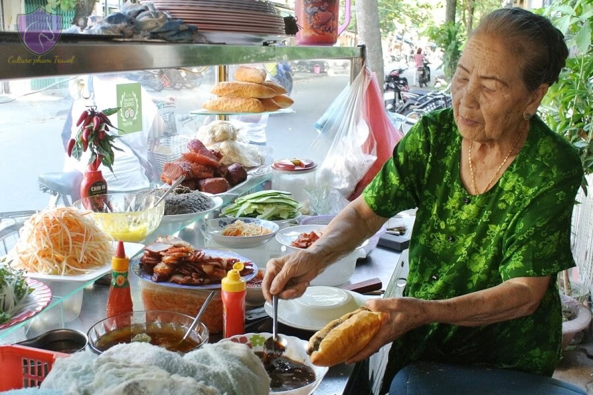 Hoi An Walking Food Tour – Explore 8 Local Dishes in Just One Evening By Sanna Tour