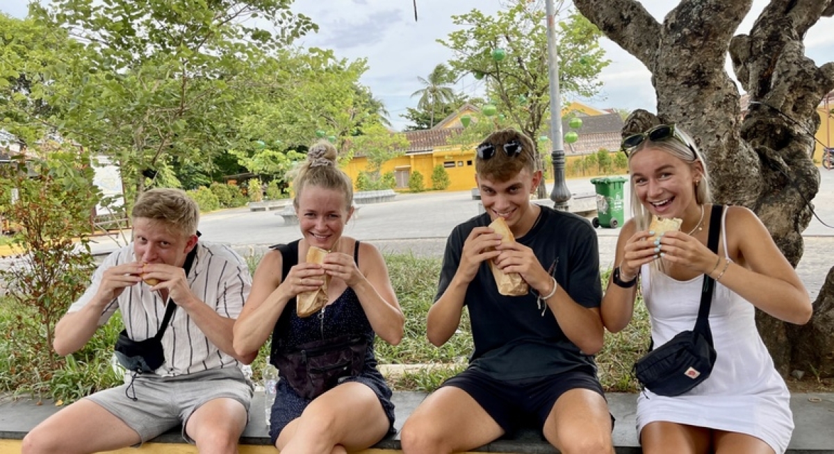 Hoi An Walking Food Tour – Explore 8 Local Dishes in Just One Evening By Sanna Tour