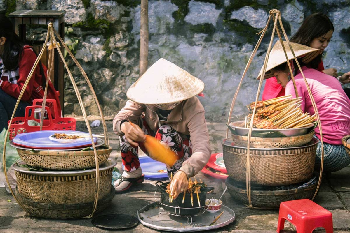 Hoi An Walking Food Tour – Explore 8 Local Dishes in Just One Evening By Sanna Tour