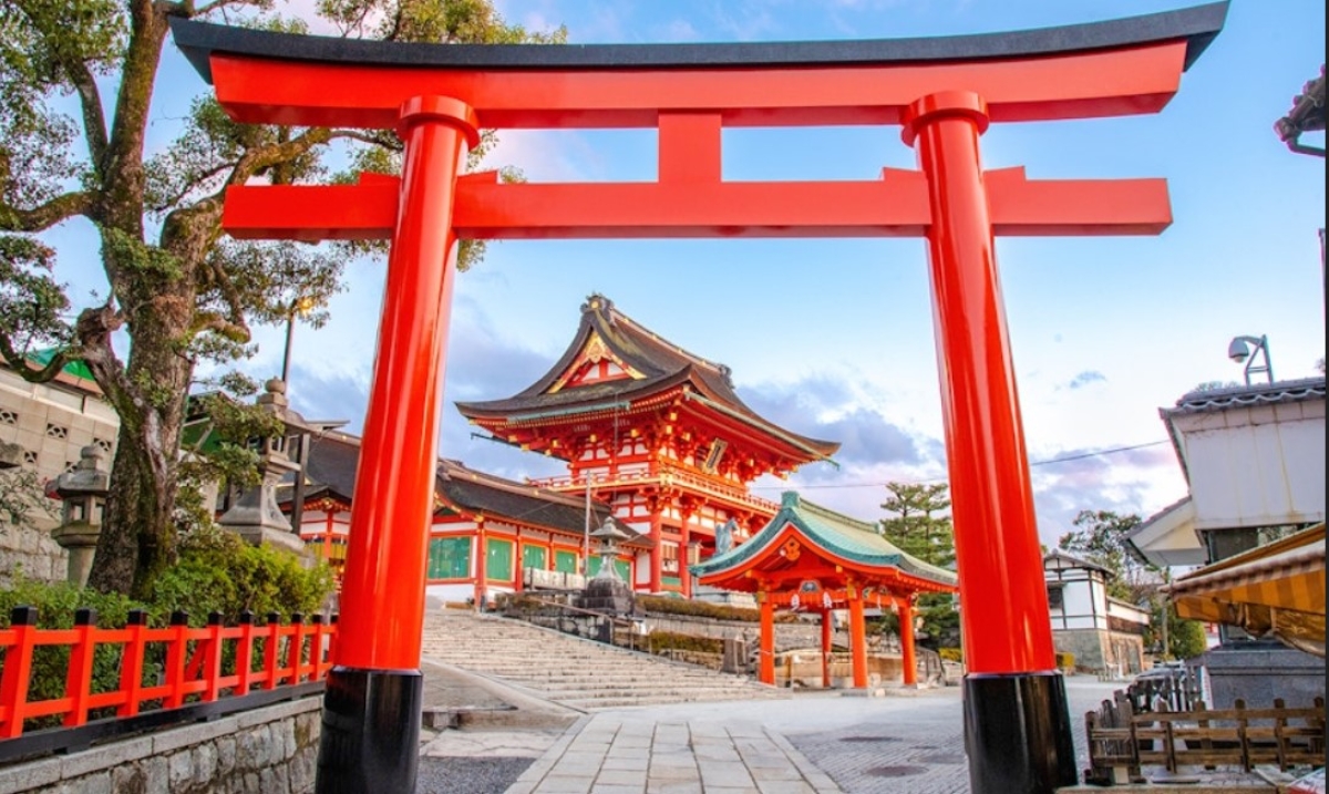 Kyoto Heritage Tour: Arashiyama, Fushimi Inari & Kiyomizu-dera on Luxury Coach