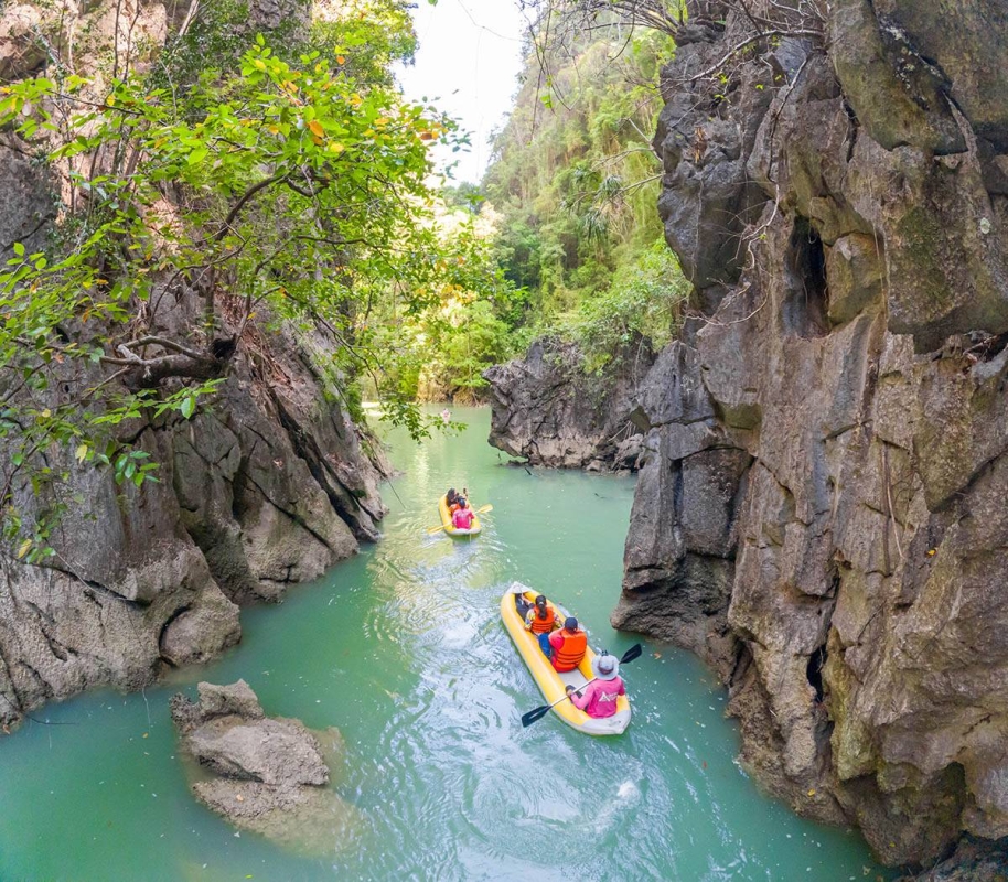 James bond Canoeing by speedboat