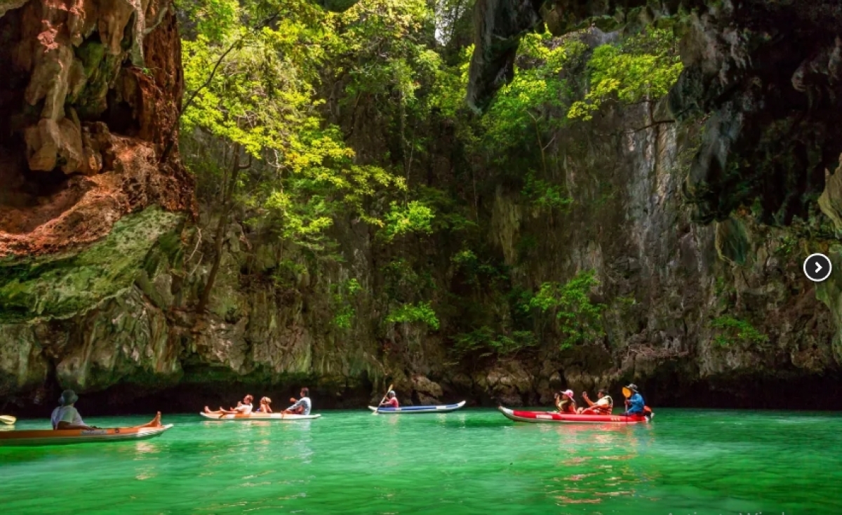 James bond Canoeing by Private speedboat (Max.20pax)