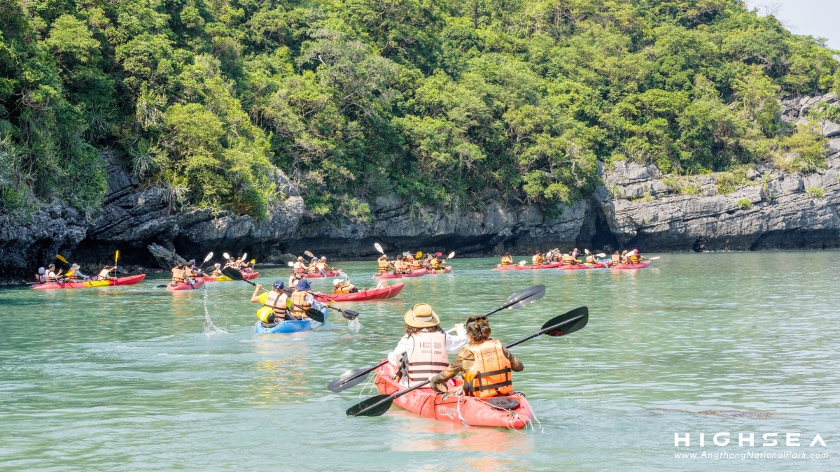 Angthong Marine Park Tour + Kayak By Big boat (from Samui)