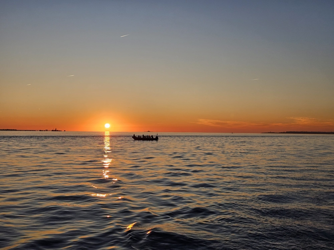 Lisbon: Sunset speedboat tour