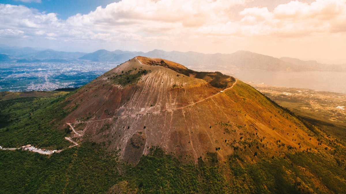 From Naples: Pompeii & Vesuvius Guided Tour with Pizza