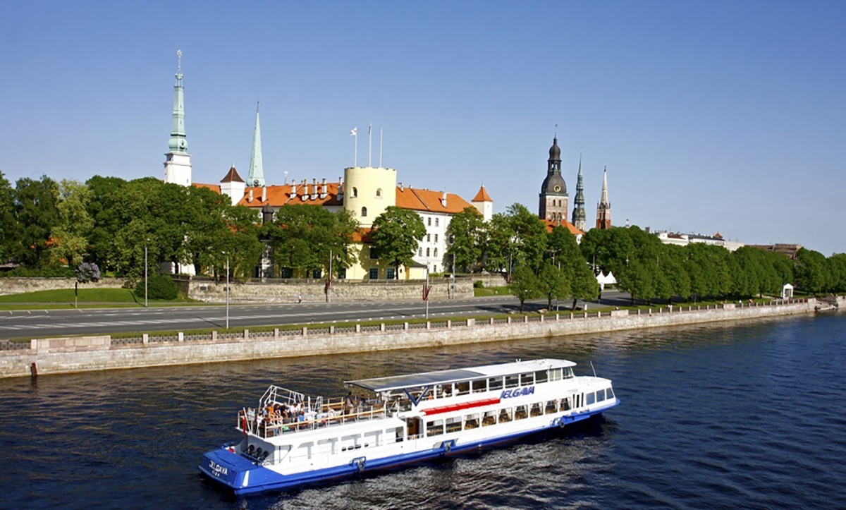 1h Riga River Tour by boat with bar and WiFi