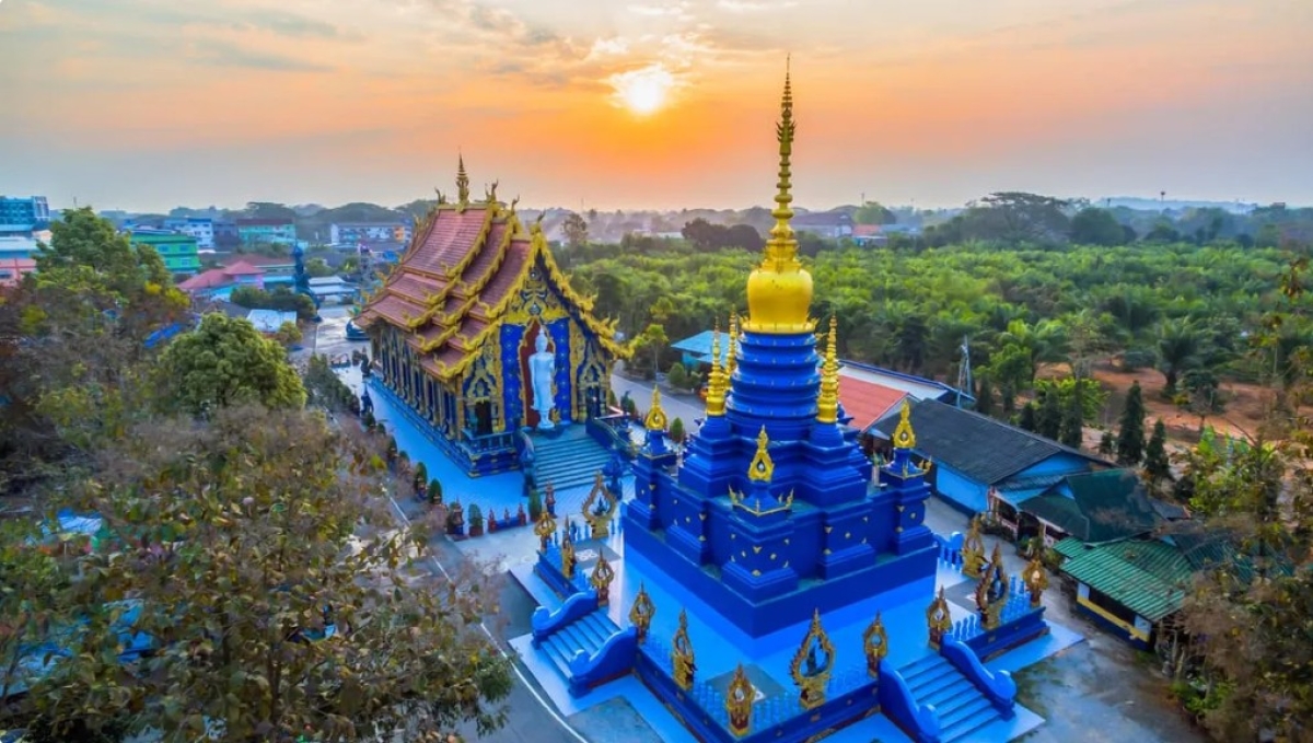 CHIANG MAI-CHIANG RAI: One day White Temple + Bann Dam Museum+Blue Temple+Karen Village