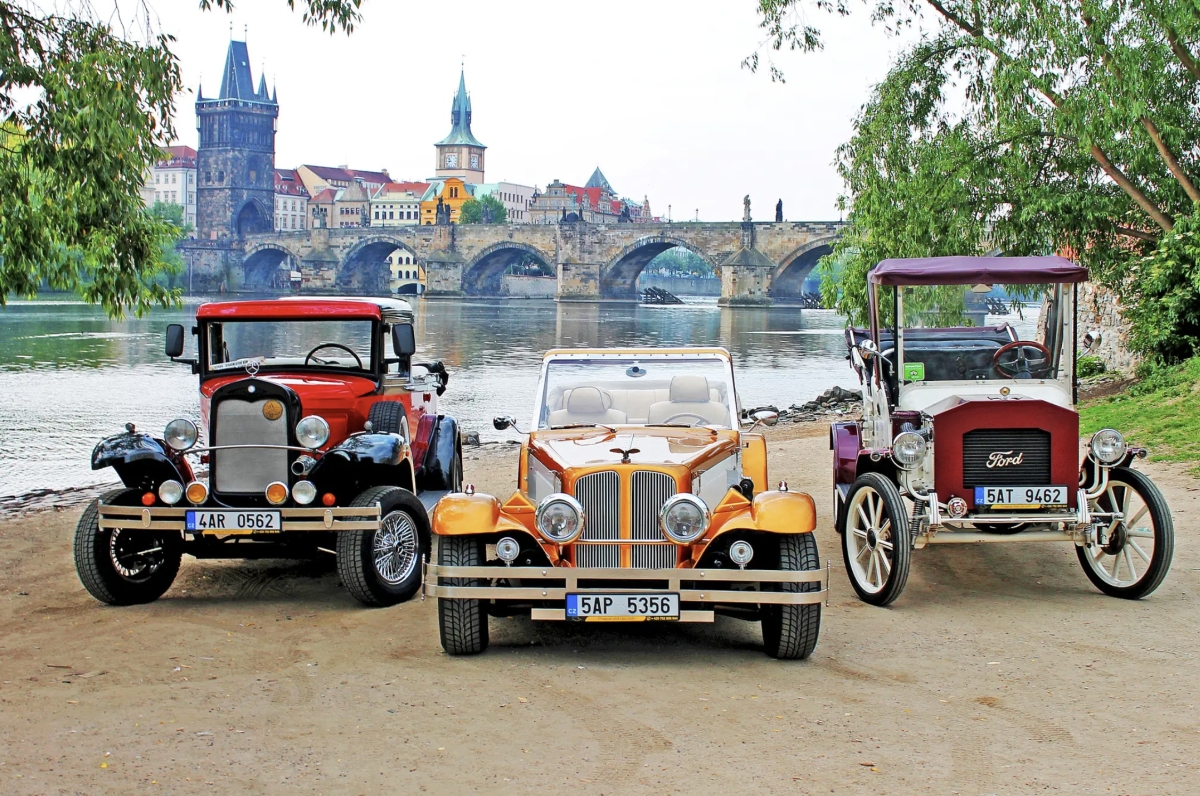 Prague Historical Car Tour: Classic Ride Through Old Town & Castle District