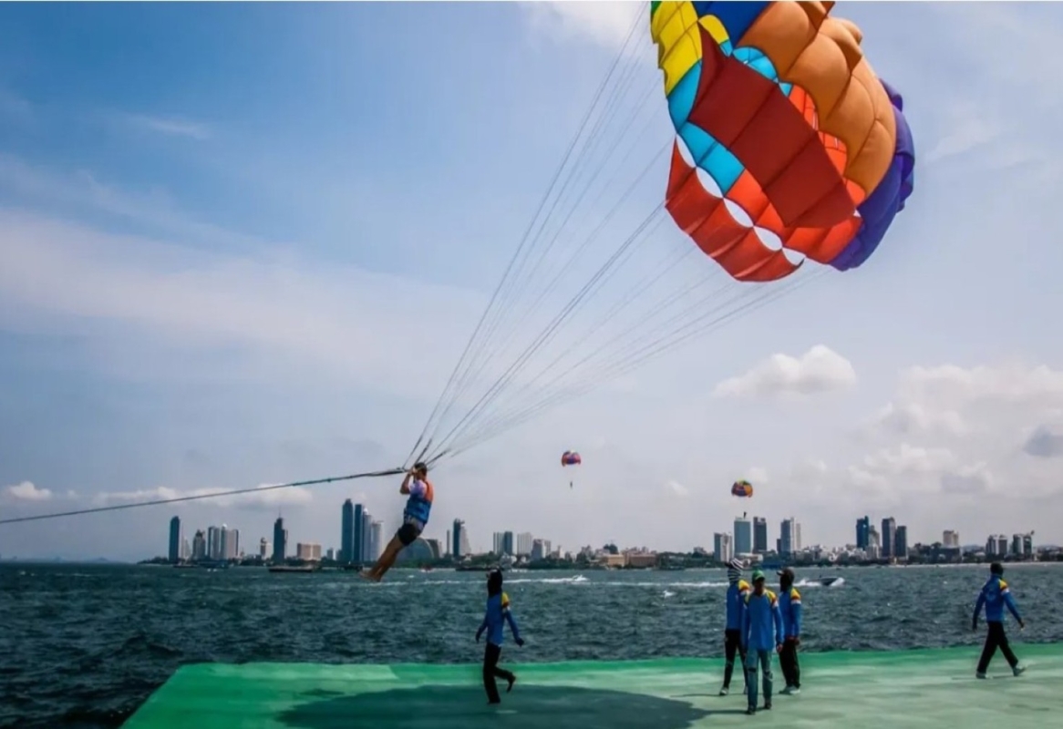 Pattaya-Koh Larn: Speed boat +Parasailing +lunch