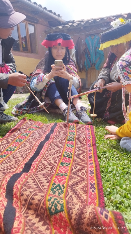 De la fibra al tejido: experiencia textil andina en comunidad Amaru