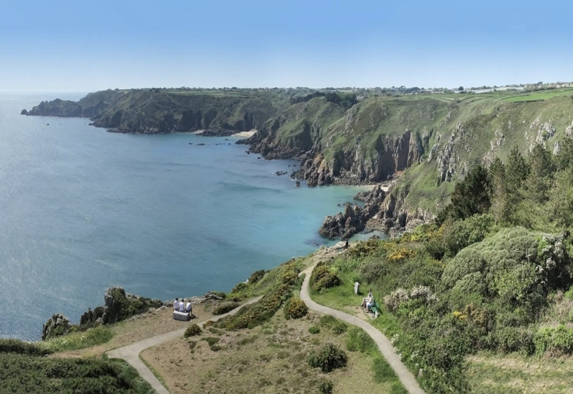 Guernsey: Half-Day Small-Group Coastal Highlights Tour