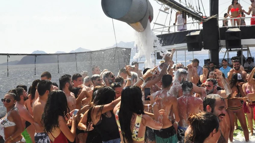 Daily Bodrum Foam Boat Party